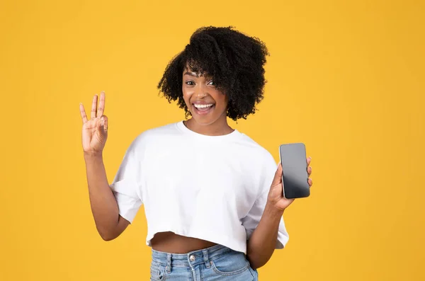 Счастливая Миллениальная Чернокожая Женщина Случайном Шоу Телефоне Блатным Экраном Лаконичной — стоковое фото