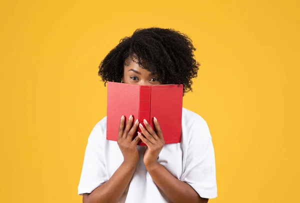 Bin Yıllık Siyahi Bayanın Kitapların Arkasından Bakmasına Sevindim Portakal Rengi — Stok fotoğraf