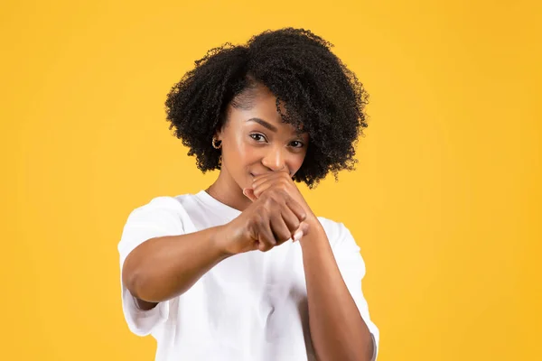 Glückliche Selbstbewusste Schwarze Millennial Frau Lässiger Die Kamera Schlagender Haltung — Stockfoto