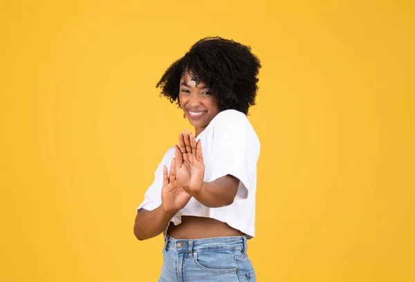 快乐的千年黑人妇女在随意的做停止手势与手 孤立在橙色工作室的背景 个人空间 人类情感 生活方式和广告 — 图库照片