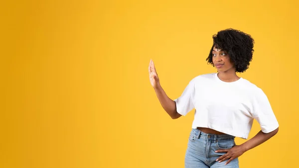 Ontevreden Duizendjarige Zwarte Vrouw Casual Maken Stop Gebaar Met Hand — Stockfoto