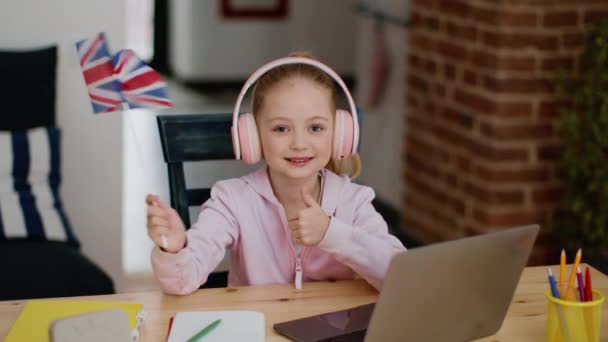 Basit Ngilizce Öğrenimi Kablosuz Kulaklıklar Takmış Bilgisayardaki Derslerden Keyif Alan — Stok video