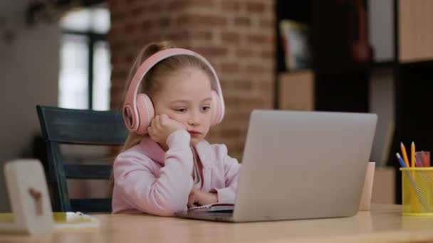 Nudná Domácí Výuka Unavený Nezájem Předškolní Dívka Nosí Sluchátka Poslech — Stock video