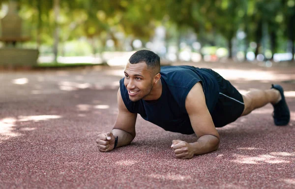 Positieve Sterke Afro Amerikaanse Man Elleboog Plank Weg Het Park — Stockfoto