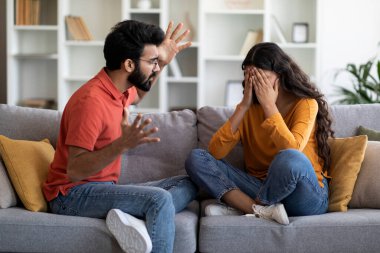 Bir kaç anlaşmazlık. Kocasıyla tartışırken evde ağlayan üzgün genç bir kadın, Hintli bir ailenin yaşadığı ilişki krizi, oturma odasında eşiyle duygusal olarak konuşan kızgın bir adam.