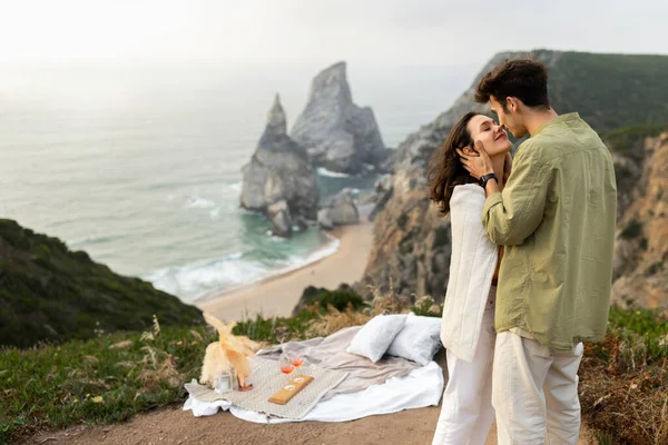 Mladý Pár Rande Romantický Piknik Skalách Výhledem Pobřeží Oceánu Muž — Stock fotografie