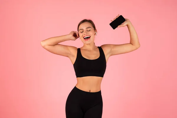 Vrolijke Sportieve Vrouw Draadloze Oortjes Muziek Luisteren Smartphone Dansen Gelukkig — Stockfoto