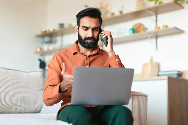 Arab Man Talar Telefon Använda Laptop Uttrycka Missnöje Har Problem — Stockfoto