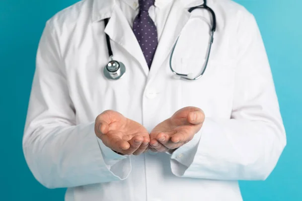 Doktorun Elleri Steteskoplu Beyaz Tıbbi Önlük Giyiyordu Stüdyodan Kesilmiş Mavi — Stok fotoğraf