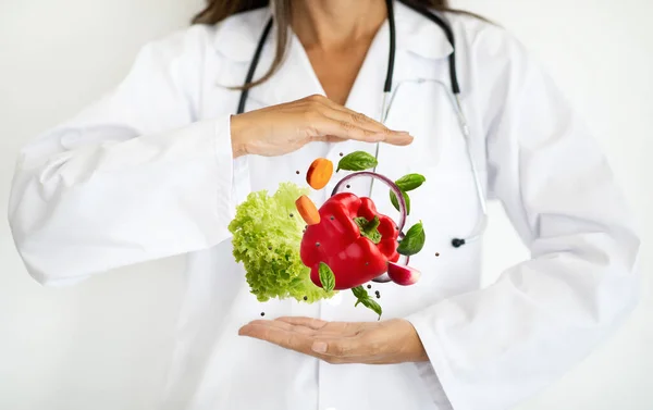 欧洲成年女医生 身穿白衣的营养师 手里拿着有机水果 手里拿着白底蔬菜 工作室 适当的营养建议 医疗饮食和治疗 — 图库照片