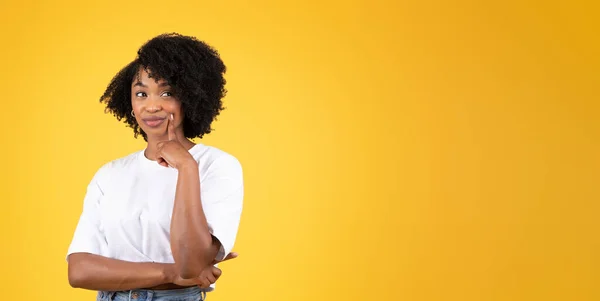 心情愉快 沉思的千年黑人妇女在漫不经心的看着空旷的空间 思考着 孤立在橙色的工作室背景下 广告和提供 人类的情感 生活方式 — 图库照片