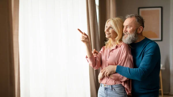 Great Offer Senior People Happy Mature Couple Hugging Pointing Aside — Stock Photo, Image