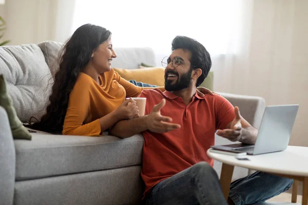Glückliche Ost Ehepartner Ruhen Zusammen Mit Laptop Und Kaffee Hause — Stockfoto