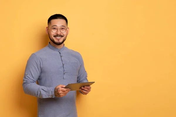 Leende Ung Asiatisk Man Håller Digital Tablet Och Titta Kamera — Stockfoto
