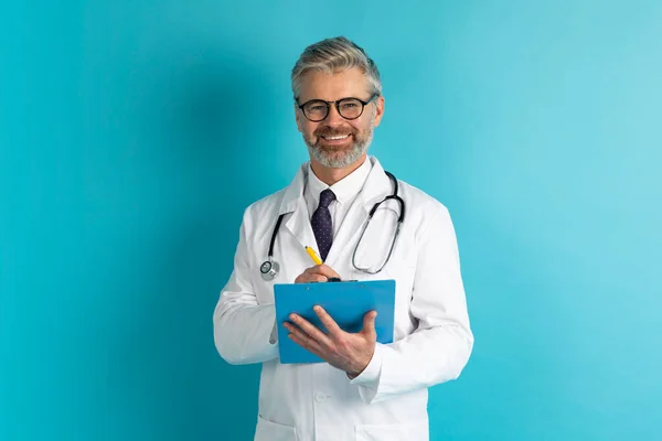 Υγειονομική Περίθαλψη Ραντεβού Γιατρό Ευτυχισμένος Γκριζομάλλης Μεσήλικας Λευκό Ιατρικό Παλτό — Φωτογραφία Αρχείου