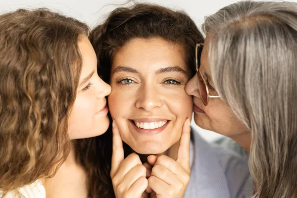 Szczęśliwy Europejczyk Stary Nastolatek Kobieta Dziewczyna Pocałować Dorosłą Panią Policzki — Zdjęcie stockowe