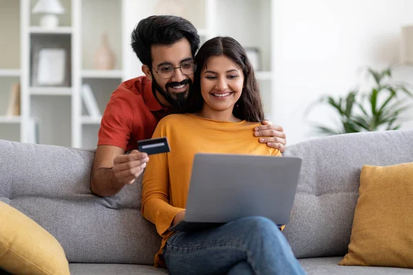 Усміхнена Індійська Пара Робить Інтернет Покупки Ноутбуком Кредитною Карткою Вдома — стокове фото