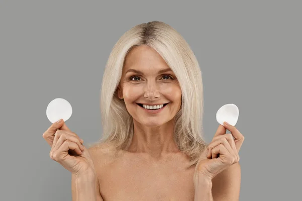 Skincare Routine Beautiful Mature Woman Holding Two Cotton Pads Smiling — Stock Photo, Image