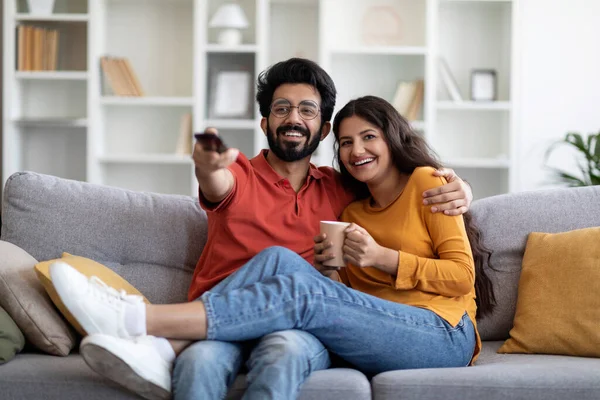 Porträt Von Glücklichen Indischen Ehepartnern Die Gemeinsam Einen Comedy Film — Stockfoto