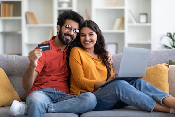 Концепція Електронної Комерції Посміхаючись Молодим Індійським Подружжям Використовуючи Ноутбук Кредитну — стокове фото