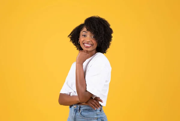 Cheerful Millennial Black Woman Casual Enjoy Spare Time Weekend Lifestyle — Stock Photo, Image