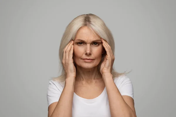 Mutsuz Güzel Yaşlı Bir Kadın Şakaklarına Masaj Yapıyor Baş Ağrısı — Stok fotoğraf