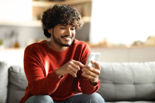 앱입니다 2017 Smiling Indian Man Using Modern Smartphone Home Happy — 스톡 사진