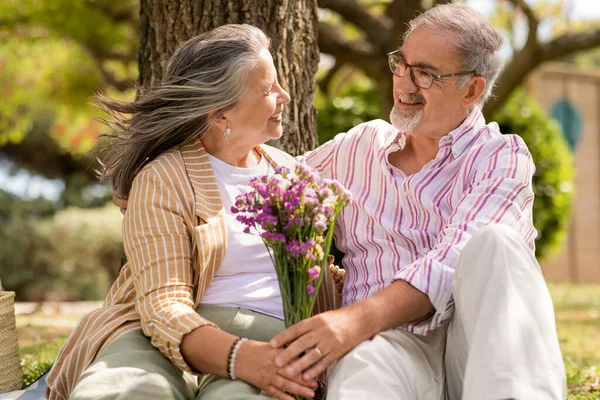 Pozitivní Starý Evropský Manžel Dává Kytice Květin Manželce Vychutnat Piknik — Stock fotografie
