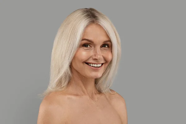 Ritratto Sorridente Attraente Donna Matura Con Spalle Nude Posa Sfondo — Foto Stock