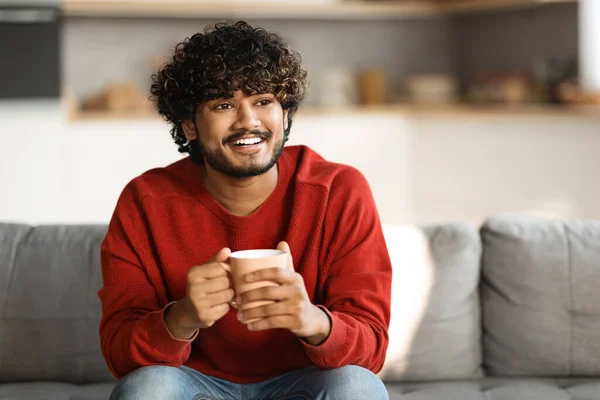 Schöner Junger Indischer Mann Mit Einer Tasse Tee Der Sich — Stockfoto