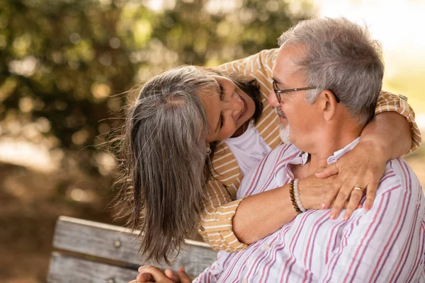 Jsem Ráda Stará Veselá Evropanka Objímá Svého Manžela Lavičce Užívá — Stock fotografie