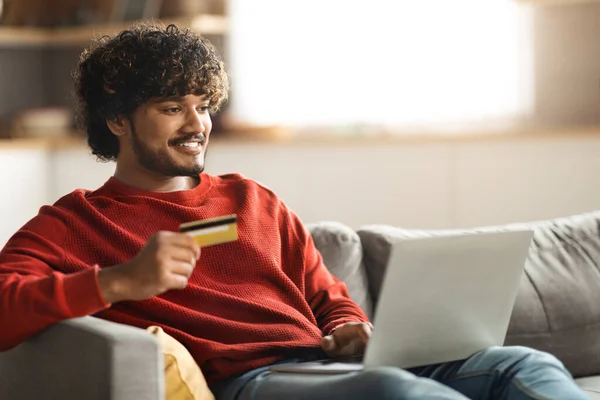 Chico Indio Sonriente Usando Ordenador Portátil Tarjeta Crédito Casa Para — Foto de Stock
