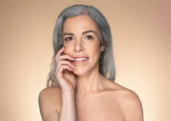 老化的美的概念 具有完美肌肤的性感老年女性的肖像 在米色工作室背景上摆设 享受日常护肤和温泉治疗 复制空间 — 图库照片