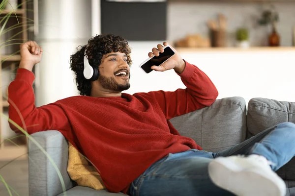 Indiano Positivo Cara Cantando Enquanto Relaxa Com Smartphone Fones Ouvido — Fotografia de Stock