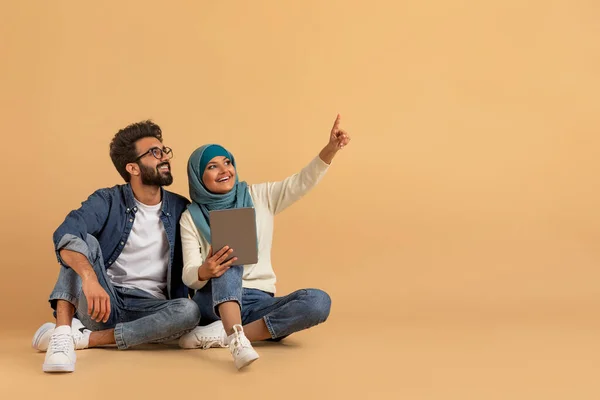 Izgatott Fiatal Muszlim Pár Digitális Táblagépet Tart Másolótérre Mutat Arab — Stock Fotó