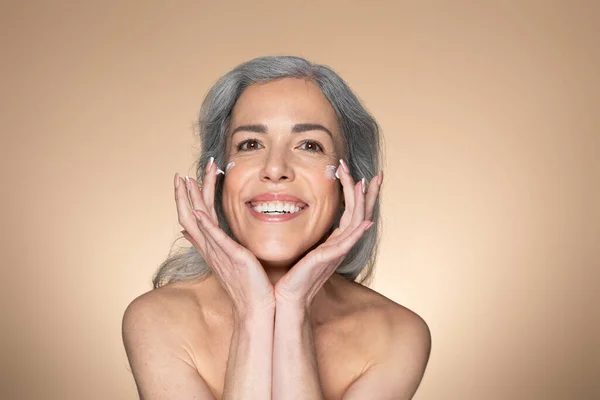 Concepto Cuidado Facial Mujer Mayor Sonriente Alegre Tocando Sus Mejillas —  Fotos de Stock
