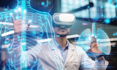 Tıbbi teknoloji konsepti. Beyaz önlüklü genç bir doktor hastaların sağlık verilerini incelemek için sanal gerçeklik kulaklığı kullanıyor, insan vücudunun hologramına, afişe, kolajına dokunuyor.