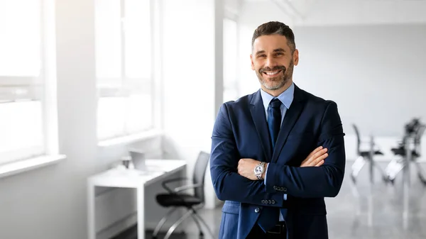 Happy Middle Aged Man Formal Outfit Manager Posing Arms Crossed — Stock Photo, Image