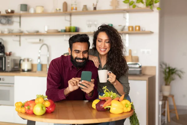 Šťastný Arabský Manžel Manželka Relaxaci Kuchyni Chytrým Telefonem Kávou Mladý — Stock fotografie