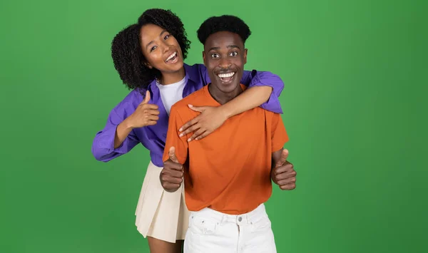 Wesoła Młoda Afroamerykanka Przytulająca Faceta Luzie Bawiąca Się Ciesząca Wolnym — Zdjęcie stockowe