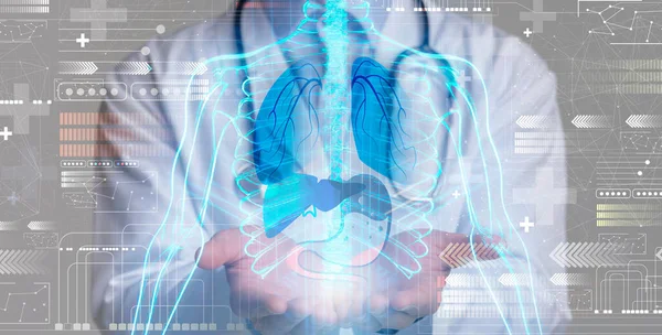 医疗保健 数字医疗的现代技术 男医生手拿着巨大的人体全息图 双重曝光 — 图库照片
