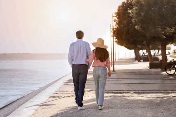 산책로를 여름에 야외에서 즐겁게 산책하는 낭만적 사랑하는 배우자들이 시간을 보내는 — 스톡 사진
