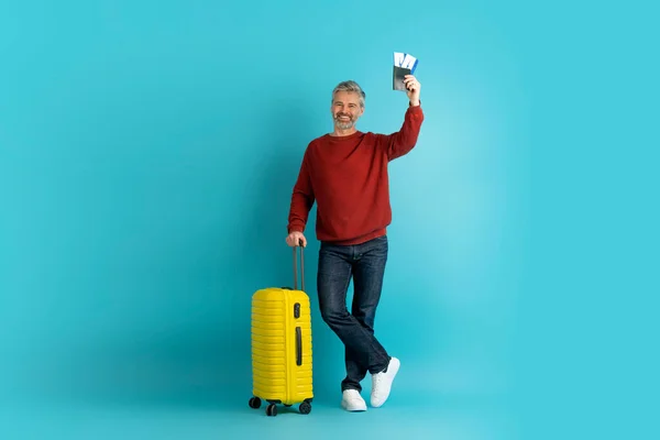 Finally Summer Vacation Happy Handsome Grey Haired Middle Aged Man — Stock Photo, Image