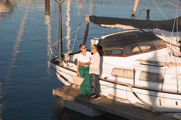 Romantisk Seglingstur Gammal Segelbåt Ägare Par Kram Posing Nära Yacht — Stockfoto