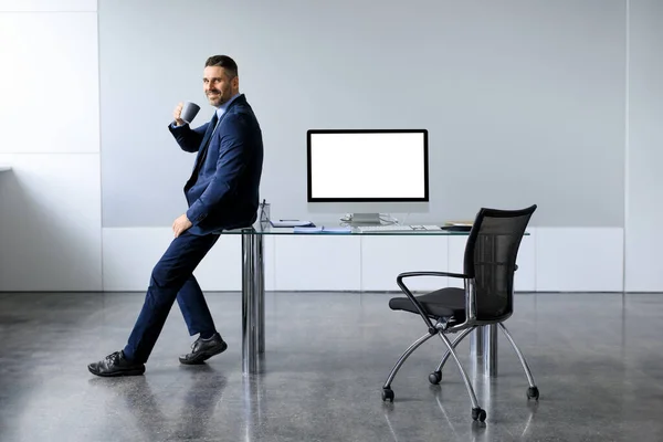 Modelo Simulador Negócios Homem Alegre Meia Idade Sentado Mesa Com — Fotografia de Stock