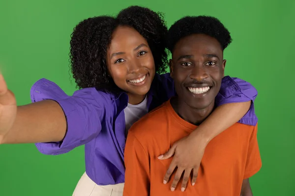 Blij Jonge Afrikaanse Vrouw Knuffelen Man Veel Plezier Selfie Genieten — Stockfoto