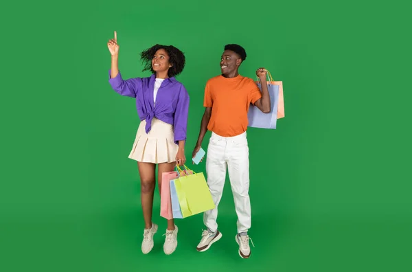 Lachende Jonge Afro Amerikaanse Man Vrouw Shopaholics Met Zakken Van — Stockfoto