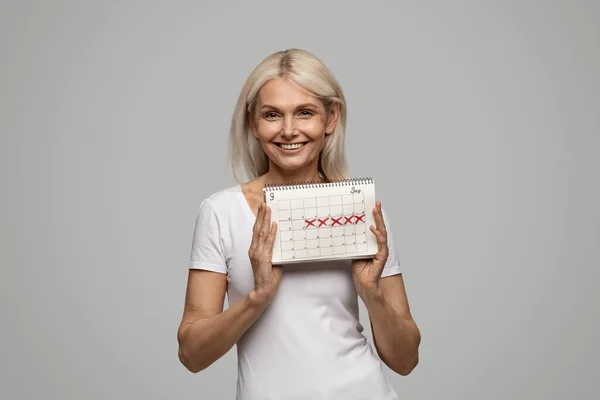 Mujer Madura Hermosa Feliz Celebración Calendario Menstruación Sonriente Alegre Mujer — Foto de Stock