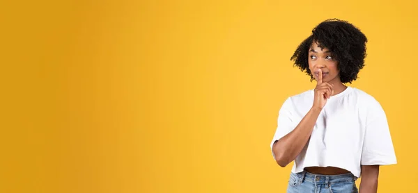 Positivo Sério Jovem Mulher Negra Casual Fazendo Shh Gesto Com — Fotografia de Stock