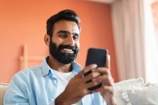 Portrét Šťastného Mladého Araba Chytrým Telefonem Ruce Sedí Rolování Sociálních — Stock fotografie